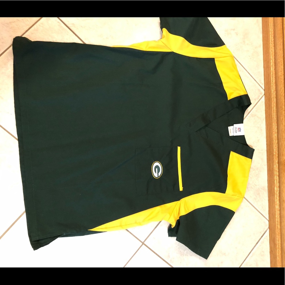 NFL Green Bay Packer scrub top